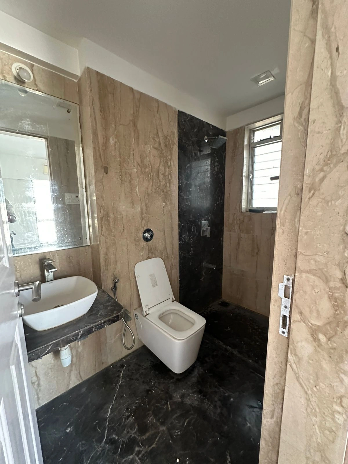 2 BHK Flat for Rent in Aspen Garden, Malad East